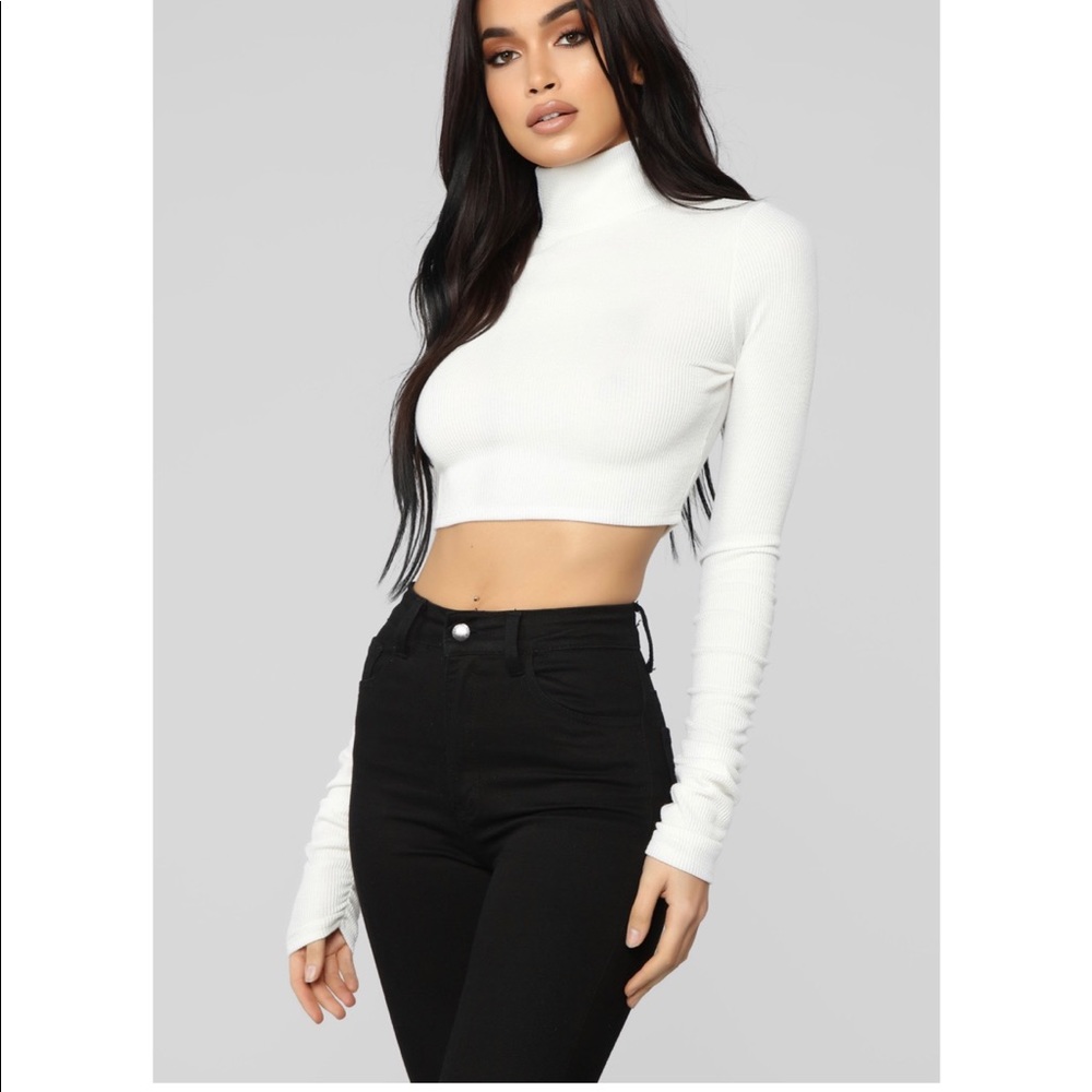 🔥 NWT Medium White Crop Top with Ruched Sleeves